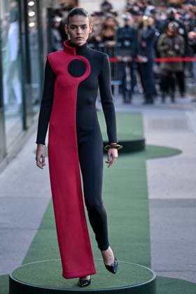 PFW Pierre Cardin Runway A model walks the runway during Pierre Cardin show during Paris Fashion Week in Paris, France on October 7, 2025. Photo by Julien Reynaud APS-Medias ABACAPRESS.COM Paris France  Copyright: xReynaudxJulien APS-Medias ABACAx