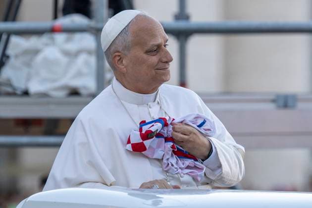 ITALY - POPE LEO XIV GREETS PILGRIMS FROM CROATIA IN ST PETER S SQUARE AT THE VATICAN - 2025 10 7 Italy, Rome, Vatican, 2025 10 7 Pope Leo XIV greets pilgrims from Croatia in St. Peter s Square at the Vatican EDITORIAL USE ONLY - NO BOOKS Copyright: xALESSIAxGIULIANIx