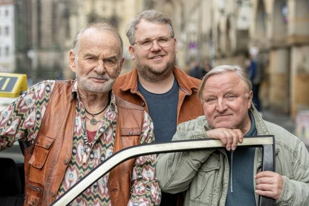 Fototermin während der Dreharbeiten zum Tatort Maskerade am 07. Oktober 2025. Von links nach rechts: Der Schauspieler Claus D. Clausnitzer (Rollenname Herbert Vaddern Thiel), der Schauspieler Björn Meyer (Rollenname Mirko Schrader), sowie der Schauspieler Axel Prahl (Rollenname Frank Thiel). Der Tatort Maskerade taucht das Münsteraner Ermittlerteam inklusive Rechtsmediziner Karl-Friedrich Boerne in den westfälischen Karneval ein. Münster Nordrhein-Westfalen Deutschland *** Photo session during the filming of the Maskerade crime scene on October 7, 2025 From left to right Actor Claus D Clausnitzer role name Herbert Vaddern Thiel , actor Björn Meyer role name Mirko Schrader , and actor Axel Prahl role name Frank Thiel The Maskerade