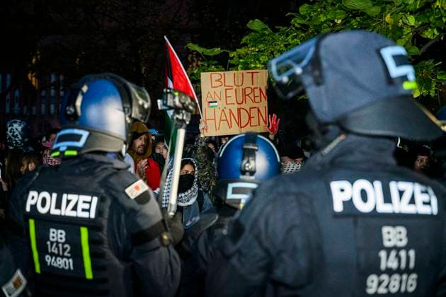 Anti-Israelische Demo in Berlin Am 07.10.2025 haben sich trotz Verbot hunderte Palästina-AkÂ­tiÂ­visÂ­t*inÂ­nen am Alexanderplatz versammelt. Von dort aus zogen sie vor das Rote Rathaus, wo ein Katz und Maus spiel mit der Polizei begann. Dies mündete in einem stundenlangen Kessel mit zahlreichen Festnahmen und Identitätsfeststellungen. Weil im Aufruf zur Kundgebung das Massaker der Hamas vom 07.10.2023 verharmlost wurde, war die Kundgebung im Vorfeld verboten worden., Berlin Berlin Deutschland Mitte *** Anti-Israeli demonstration in Berlin On 7 October 2025, hundreds of Palestinian activists gathered at Alexanderplatz despite a ban From there they moved to the Red City Hall, where a game of cat and mouse with the police began This led t