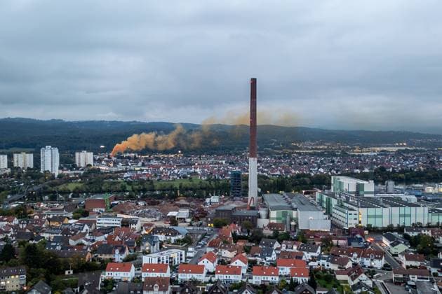 Chemieunfall in Metallbetrieb Giftige Gase treten aus Feuerwehr sperrt Gebiet großräumig Bevölkerung gewarnt Entwarnung am späten Abend Am Dienstagabend, 07.10.2025, kam es in Mainaschaff zu einem Chemieunfall in einem Metallverarbeitungsbetrieb. Ein Metallstück war in ein Säurebad geraten und löste eine chemische Reaktion aus, bei der giftige Gase austraten. Über 400 Einsatzkräfte von Feuerwehr, Rettungsdienst und Polizei waren vor Ort im Einsatz. Vier Menschen wurden leicht verletzt. Das Gebiet wurde großräumig abgesperrt, Anwohnerinnen und Anwohner sollten Fenster und Türen geschlossen halten. Gegen 22:30 Uhr gab die Feuerwehr Entwarnung, eine Gefahr bestand nicht mehr. Mainaschaff Bayern Deutschland *** Chem