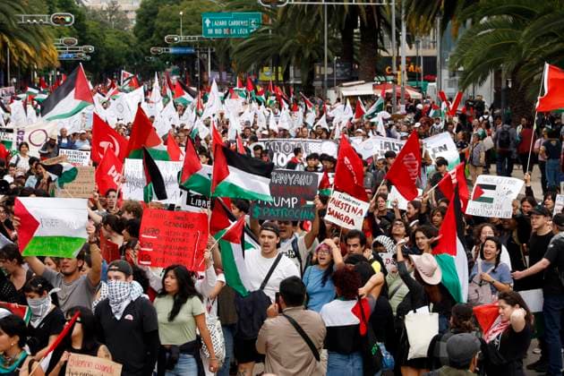 Demonstrator for a Free Palestine State Demonstrators taking part during a protest to demand Stop the Genocide in Gaza and for a free Palestinian state at Reforma Avenue to US Embassy. on October 7, 2025, in Mexico City, Mexico. (Photo by Luis Barron Eyepix Group) Copyright: xLuisxBarron xEyepixxGroupx LB_07102025_171415