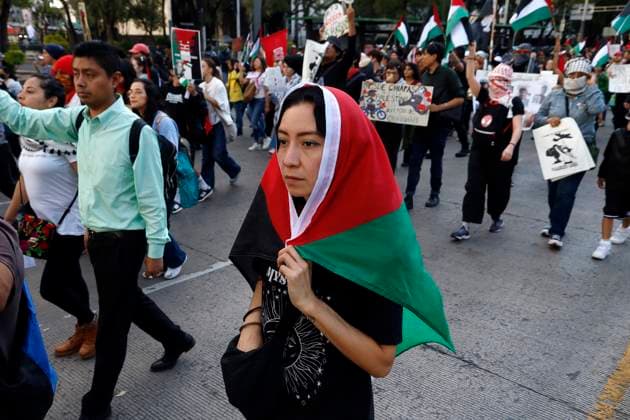A woman taking part during a protest to demand Stop the Genocide in Gaza and for a free Palestinian state at Reforma Avenue to US Embassy. on October 7, 2025, in Mexico City, Mexico. Mexico City Mexico - ZUMAe321 20251007_zia_e321_047 Copyright: xLuisxBarronx