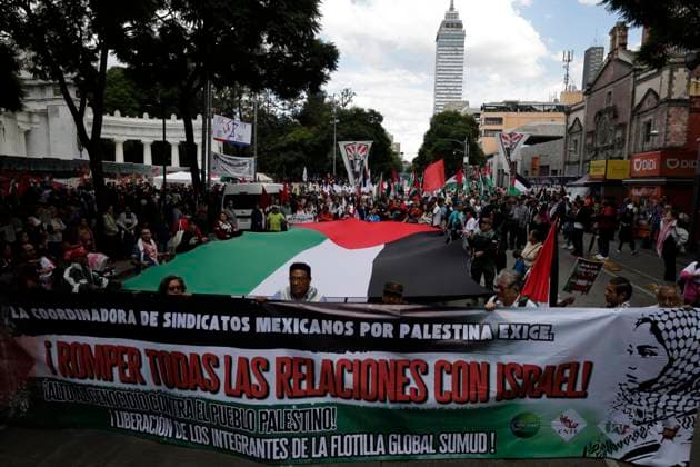 Pro Palestine Demonstration in Mexico City Activists and various pro-Palestinian organizations march from the Pro-Palestine Monument to the United States Embassy in Mexico City, Mexico, on October 7, 2025, protesting the two-year anniversary of the war in Palestine at the hands of the Israeli army and the hijacking of the Global Sumud Flotilla, which sets out to break the siege of Gaza. Thousands of people are killed following Israeli attacks on Gaza for the past two years, which continue to this day. Mexico City Mexico City Mexico  Copyright: xGerardoxVieyrax originalFilename: vieyra-notitle251007_npSsl.jpg
