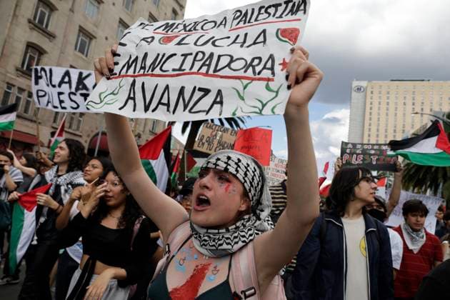 Pro Palestine Demonstration in Mexico City Activists and various pro-Palestinian organizations march from the Pro-Palestine Monument to the United States Embassy in Mexico City, Mexico, on October 7, 2025, protesting the two-year anniversary of the war in Palestine at the hands of the Israeli army and the hijacking of the Global Sumud Flotilla, which sets out to break the siege of Gaza. Thousands of people are killed following Israeli attacks on Gaza for the past two years, which continue to this day. Mexico City Mexico City Mexico  Copyright: xGerardoxVieyrax originalFilename: vieyra-notitle251007_npF8E.jpg