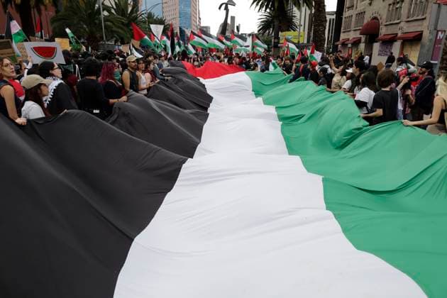 Pro Palestine Demonstration in Mexico City Activists and various pro-Palestinian organizations march from the Pro-Palestine Monument to the United States Embassy in Mexico City, Mexico, on October 7, 2025, protesting the two-year anniversary of the war in Palestine at the hands of the Israeli army and the hijacking of the Global Sumud Flotilla, which sets out to break the siege of Gaza. Thousands of people are killed following Israeli attacks on Gaza for the past two years, which continue to this day. Mexico City Mexico City Mexico  Copyright: xGerardoxVieyrax originalFilename: vieyra-notitle251007_npk9n.jpg