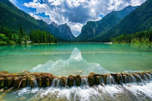 Lake Dobbiaco turquoise waters reflecting Dolomites mountains Dobbiaco, Trentino-Alto Adige, Italy CR_UGOUSD251007-1844128-01
