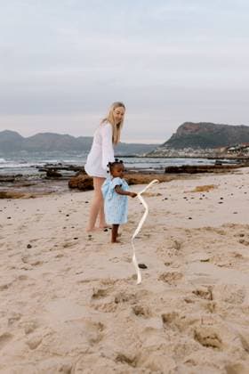 Mom and daughter walking on the beach at sunrise South Africa, Western Cape, Cape Town CR_YNJN251007A-1852190-01 ,model released, Symbolfoto