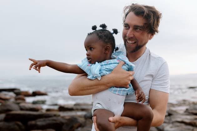 Diverse family on the Beach at sunrise South Africa, Western Cape, Cape Town CR_YNJN251007A-1852265-01 ,model released, Symbolfoto