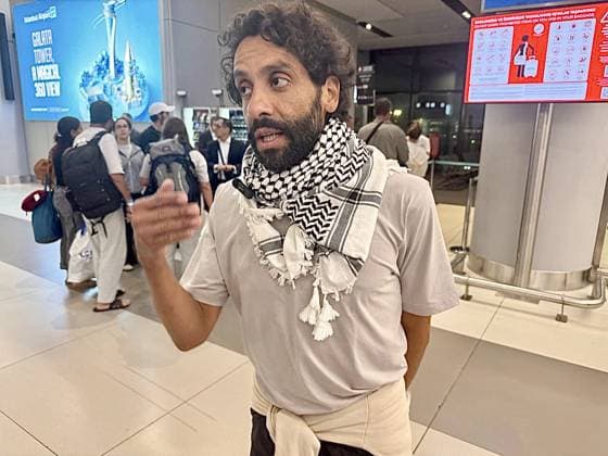 Mexican activist from Global Sumud Flotilla speaks about detention experience ISTANBUL, TURKIYE - OCTOBER 08: Mexican artist and activist Diego Vazquez, who takes part in the Global Sumud Flotilla, is seen during an exclusive interview after being detained by Israeli forces in international waters in Istanbul, Turkiye, on October 08, 2025. Gokhan Yilmaz Anadolu Istanbul Turkey. Editorial use only. Please get in touch for any other usage.  Copyright: x2025xAnadoluxGokhanxYilmazx
