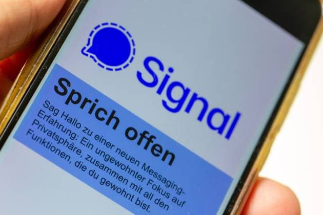 Nahaufnahme vom Logo und Slogan des Messenger-Dienstes SIGNAL auf einem Smartphone *** Close-up of the logo and slogan of the messenger service SIGNAL on a smartphone Copyright: xUdoxHerrmannx