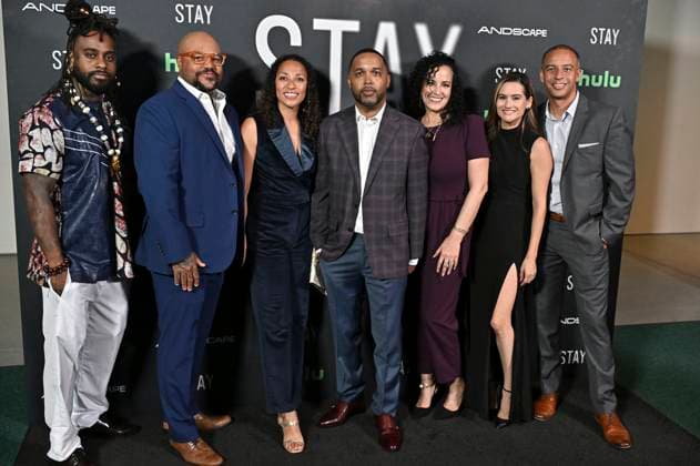 Jas Summers mit Gästen bei der Premiere des Hulu-Films Stay im Ted Mann Theater. Los Angeles, 07.10.2025