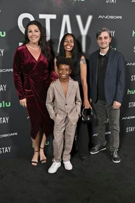 Dominic Stephens mit Begleitung bei der Premiere des Hulu-Films Stay im Ted Mann Theater. Los Angeles, 07.10.2025