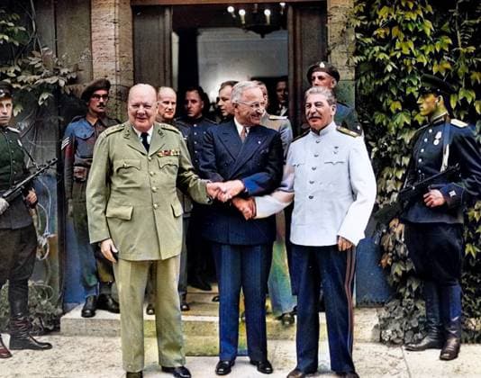 The Potsdam Conference - Conference de Potsdam au chateau de Cecilienhof, Allemagne, 17 juillet - 2 aout 1945 : Winston Churchill, premier ministre anglais, Harry Truman president americain, et Joseph Staline, dirigeant Sovietique. (colorisation digitale) RECORD DATE NOT STATED *** The Potsdam Conference Potsdam Conference at Cecilienhof Castle, Germany, July 17-August 2, 1945 Winston Churchill, British Prime Minister, Harry Truman, American President, and Joseph Stalin, Soviet leader RECORD DATE NOT STATED  Copyright: x Darchivio opale.photox