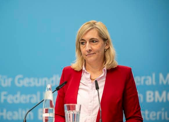 Nina Warken EUR, Deutschland, Berlin, 08.10.2025: Pressekonferenz von Nina Warken (CDU), Bundesministerin für Gesundheit anlässlich der Kabinettsbefassung zum Krankenhausreformanpassungsgesetz und dem Gesetzentwurf zur Änderung des Medizinal Cannabisgesetzes *** Nina Warken EUR, Germany, Berlin, 08 10 2025 Press conference by Nina Warken CDU , Federal Minister of Health on the occasion of the cabinet referral on the Hospital Reform Adjustment Act and the draft bill to amend the Medicinal Cannabis Act