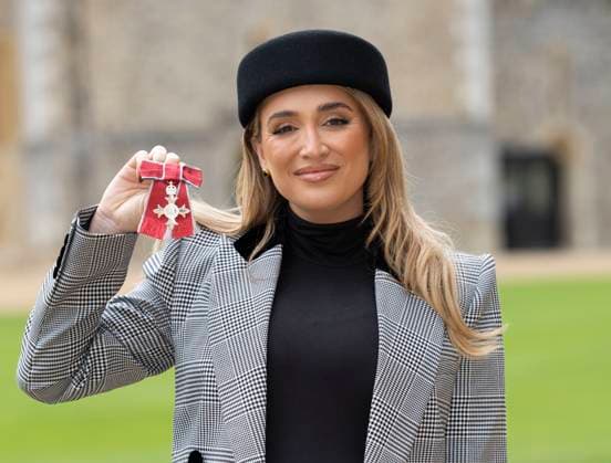 . 08 10 2025. Windsor , United Kingdom. TV personality Georgia Harrison, with her MBE, after an Investiture at Windsor Castle, United Kingdom.  xStephenxLockx xi-Imagesx IIM-26278-0021