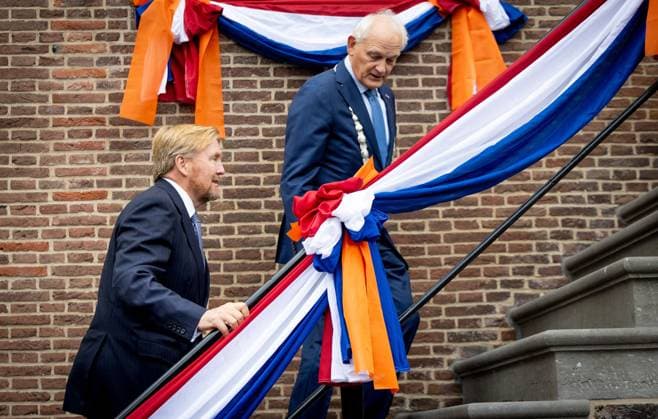 GEERVLIET - King Willem-Alexander and Mayor Cor Lamers during his visit to one of the historic centers, and in the fourteenth century the administrative center of the Putten estate, part of the merged municipality of Nissewaard, formed in 2015 from the municipalities of Spijkenisse and Bernisse. ANP IRIS VAN DEN BROEK netherlands out - belgium out  Copyright: xx x538696659x originalFilename: 538696659.jpg