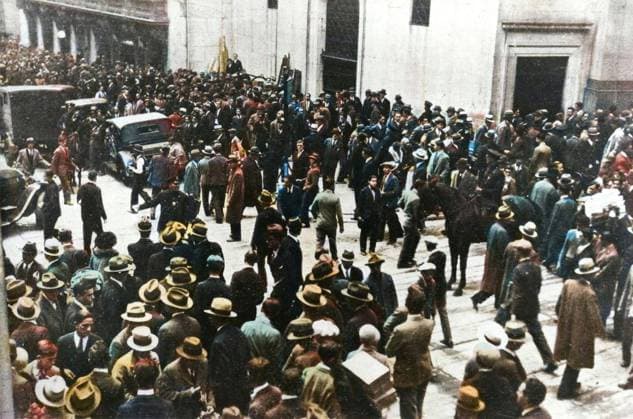 Crowd in a street, Wall Street, Stock Market Crash, USA, 1929 - la panique a Wall Street lors du krach boursier du 24 octobre 1929 (jeudi noir) - Later coloring RECORD DATE NOT STATED *** Crowd in a street, Wall Street, Stock Market Crash, USA, 1929 Wall Street panic during the stock market crash of October 24, 1929 Black Thursday Later coloring RECORD DATE NOT STATED  Copyright: x Darchivio opale.photox !ACHTUNG AUFNAHMEDATUM GESCHÄTZT!