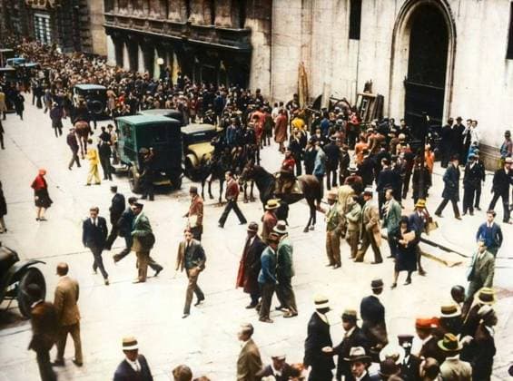 Crowd in a street, Wall Street, Stock Market Crash, USA, 1929 - la panique a Wall Street lors du krach boursier du 24 octobre 1929 (jeudi noir) - Later coloring RECORD DATE NOT STATED *** Crowd in a street, Wall Street, Stock Market Crash, USA, 1929 Wall Street panic during the stock market crash of October 24, 1929 Black Thursday Later coloring RECORD DATE NOT STATED  Copyright: x Darchivio opale.photox !ACHTUNG AUFNAHMEDATUM GESCHÄTZT!