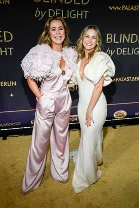 abb Bettina Cramer mit Ella Endlich auf dem Teppich bei der Welt Premiere der neuen Grand Show Blinded by delight im Friedrichstadt-Palast am 08.10.2025 in Berlin Berlin Deutschland