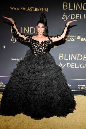 abb Micaela Schäfer Schaefer auf dem Teppich bei der Welt Premiere der neuen Grand Show Blinded by delight im Friedrichstadt-Palast am 08.10.2025 in Berlin Berlin Deutschland