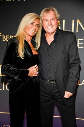 abb Bernhard Brink mit Frau Ute auf dem Teppich bei der Welt Premiere der neuen Grand Show Blinded by delight im Friedrichstadt-Palast am 08.10.2025 in Berlin Berlin Deutschland