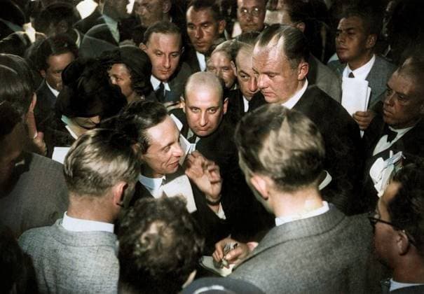 Joseph Goebbels s adressant aux journalistes à l occasion de la décision de l Allemagne de se retirer de la Société des Nations, décision prise par référendum populaire le 12 novembre 1933. Joseph Goebbels speaking to journalists upon Germany s decision to withdraw from the League of Nations (Societe Des Nations), a decision made by popular referendum on 12 November 1933. - photo colorié ultérieurement - Later coloring. RECORD DATE NOT STATED *** Joseph Goebbels sadressant aux journalistes à loccasion de la décision de lAllemagne de se retirer de la Société des Nations, décision prise par référendum populaire le 12 novembre 1933 Joseph Goebbels speaking to journalists upon Germanys decision to withdraw from the League of Nations Societe D  Copyright: x Darchivio opale.photox !ACHTUNG AUFNAHMEDATUM GESCHÄTZT!
