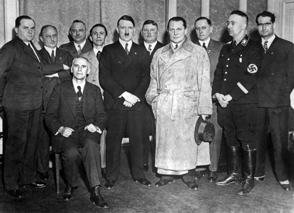 Le 30 janvier 1933, Adolf Hitler presente les membres de son cabinet a Berlin : g-d : un homme non identifie, Wilhelm Kube (depute nazi du Reichstag), Hanns Kerrl (ministre du Reich pour les questions religieuses), Paul Joseph Goebbels (Ministre du Reich a l Education du peuple et a la Propagande), Adolf Hitler, Ernst Rohm (fondateur des Sturmabteilung SA), Hermann Goring (Commandant en chef de la Luftwaffe et ministre de l Air), Richard Walther Darre (chef du bureau de la race et du peuplement (RuSHA) de la Schutzstaffel de 1931 a 1938, et ministre de l Agriculture et de l Alimentation), Heinrich Luitpold Himmler(chef de la police allemande Gestapo et SS, ministre de l Interieur) et Rudolf Hess (chef de la chancellerie du NSDAP). Assis au  Copyright: x Darchivio opale.photox !ACHTUNG AUFNAHMEDATUM GESCHÄTZT!