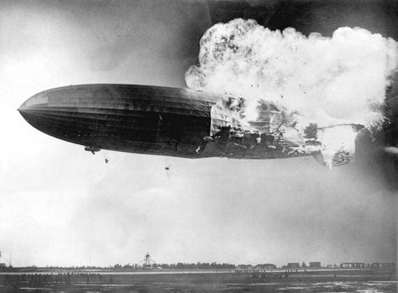 Le Zeppelin allemand Hindenburg (LZ 129) s enflamme a son arrivee a Lakehurst dans le New Jersey le 6 mai 1937 (36 morts) RECORD DATE NOT STATED *** German Zeppelin Hindenburg LZ 129 bursts into flames on arrival at Lakehurst, New Jersey on May 6, 1937 36 dead RECORD DATE NOT STATED  Copyright: x Darchivio opale.photox !ACHTUNG AUFNAHMEDATUM GESCHÄTZT!
