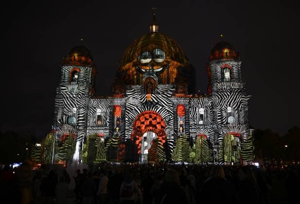 News Bilder des Tages Light festival in Berlin BERLIN, GERMANY - OCTOBER 8: The Festival of Lights is being held in Berlin, Germany on October 8, 2025. The festival illuminated landmarks such as the historic Brandenburg Gate, the Victory Column (Siegessaule), Berlin Cathedral, and the Fernsehturm, held under the theme Let s Shine Together this year. Halil Sagirkaya Anadolu Berlin Germany. Editorial use only. Please get in touch for any other usage.  Copyright: x2025xAnadoluxHalilxSagirkayax
