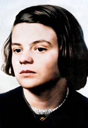 Portrait de Sophie SCHOLL resistante allemande de la Seconde Guerre mondiale et l un des piliers du reseau La Rose blanche (Die Weisse Rose). photo colorié ultérieurement - Later coloring. RECORD DATE NOT STATED *** Portrait of Sophie SCHOLL German World War II resistance fighter and one of the pillars of La Rose blanche Die Weisse Rose photo colorié ultérieurement Later coloring RECORD DATE NOT STATED  Copyright: x Darchivio opale.photox !ACHTUNG AUFNAHMEDATUM GESCHÄTZT!