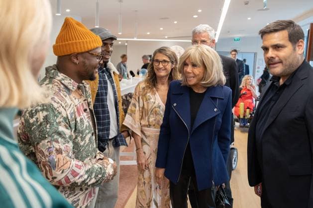 Runway For The Association Debout En Bouts At Roland-Garros Anne Bayard, Brigitte Macron and Matthieu Lartot journalist and sports commentator, founder of the Association the runway for the association Debout En Bouts. 30 amputees wearing prosthetics parade on the Philippe-Chatrier court at Roland-Garros stadium on October 08, 2025 in Paris, France. Photo by Nasser Berzane ABACAPRESS.COM Paris France  Copyright: xBerzanexNasser ABACAx