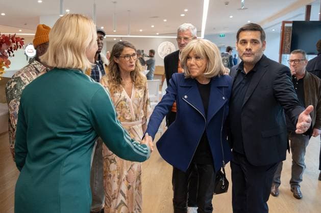 Runway For The Association Debout En Bouts At Roland-Garros Anne Bayard, Brigitte Macron and Matthieu Lartot journalist and sports commentator, founder of the Association the runway for the association Debout En Bouts. 30 amputees wearing prosthetics parade on the Philippe-Chatrier court at Roland-Garros stadium on October 08, 2025 in Paris, France. Photo by Nasser Berzane ABACAPRESS.COM Paris France  Copyright: xBerzanexNasser ABACAx