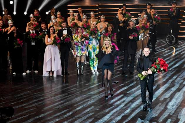 abb Heidi Klum und Jeremy Scott Kuenstler Darsteller der Show Schlussapplaus Rote Rosen auf der Buehne bei der Welt Premiere der neuen Grand Show Blinded by delight im Friedrichstadt-Palast am 08.10.2025 in Berlin Berlin Deutschland