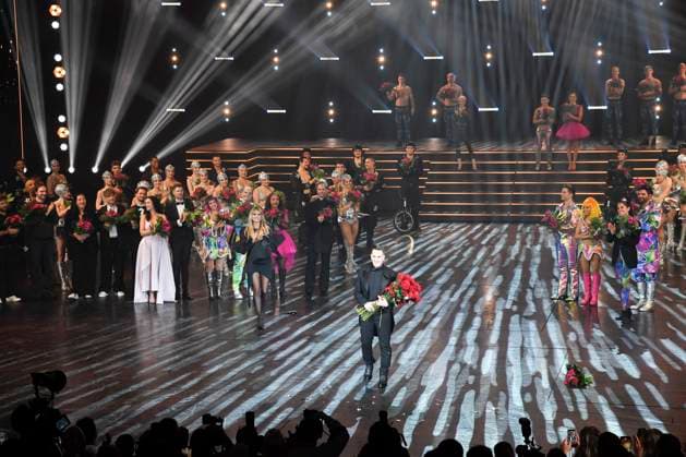 abb Heidi Klum und Jeremy Scott Kuenstler Darsteller der Show Schlussapplaus Rote Rosen auf der Buehne bei der Welt Premiere der neuen Grand Show Blinded by delight im Friedrichstadt-Palast am 08.10.2025 in Berlin Berlin Deutschland