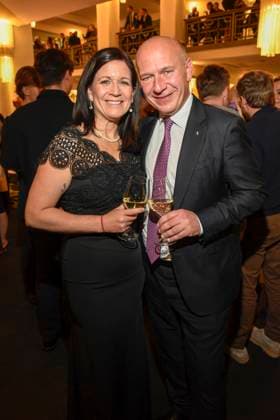 abb Katharina Guenther-Wuensch und Kai Wegner Berliner Buergermeister auf der Aftershow Party bei der Welt Premiere der neuen Grand Show Blinded by delight im Friedrichstadt-Palast am 08.10.2025 in Berlin Berlin Deutschland