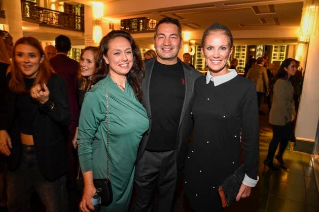 abb Emy Sharif, Buelent Sharif und Kerstin Linnartz auf der Aftershow Party bei der Welt Premiere der neuen Grand Show Blinded by delight im Friedrichstadt-Palast am 08.10.2025 in Berlin Berlin Deutschland
