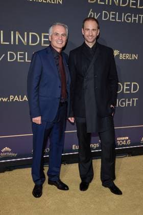 Dr.Berndt Schmidt und Oliver Hoppmann - Weltpremiere der Show BLINDED by DELIGHT im Friedrichstadt-Palast Berlin am 08.10.2025. Premiere - BLINDED by DELIGHT