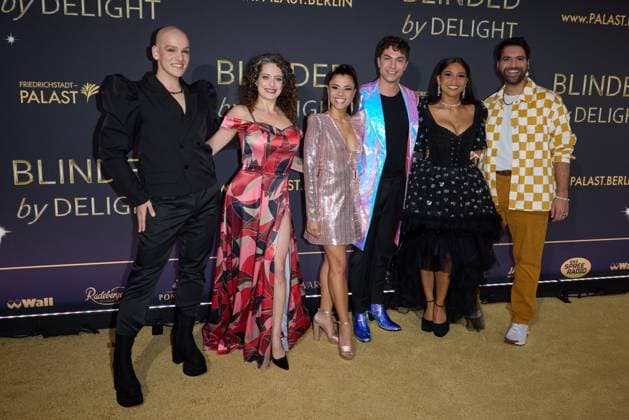 Markus Fetter, Flooer Krijnen, Myrthes Monteiro, Julian David,Denise Lucia Aquino und Marc Chardo (alle Hautdarsteller) - Weltpremiere der Show BLINDED by DELIGHT im Friedrichstadt-Palast Berlin am 08.10.2025. Premiere - BLINDED by DELIGHT