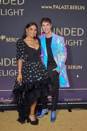 Denise Lucia Aquino und Julian David (beide Hautdarsteller) - Weltpremiere der Show BLINDED by DELIGHT im Friedrichstadt-Palast Berlin am 08.10.2025. Premiere - BLINDED by DELIGHT