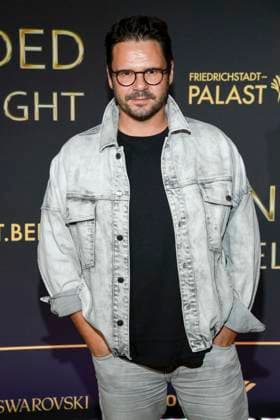 abb Thomas Dressel auf dem Teppich bei der Welt Premiere der neuen Grand Show Blinded by delight im Friedrichstadt-Palast am 08.10.2025 in Berlin Berlin Deutschland