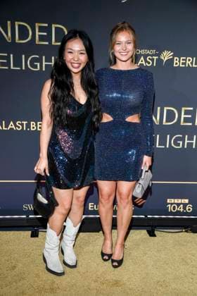 abb Andrea Guo und guest auf dem Teppich bei der Welt Premiere der neuen Grand Show Blinded by delight im Friedrichstadt-Palast am 08.10.2025 in Berlin Berlin Deutschland