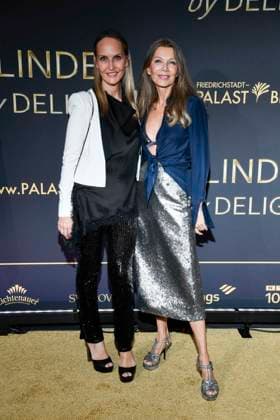 abb Jguest und Ursula Karven auf dem Teppich bei der Welt Premiere der neuen Grand Show Blinded by delight im Friedrichstadt-Palast am 08.10.2025 in Berlin Berlin Deutschland