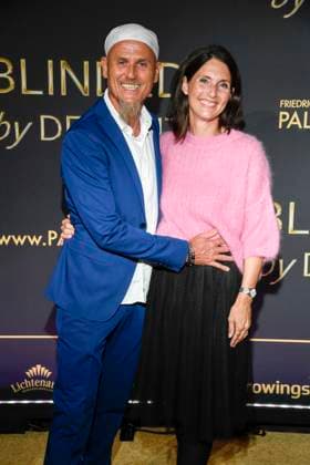 abb Ralf Zacherl und Viola Zacherl auf dem Teppich bei der Welt Premiere der neuen Grand Show Blinded by delight im Friedrichstadt-Palast am 08.10.2025 in Berlin Berlin Deutschland