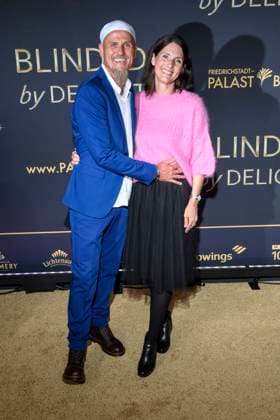 abb Ralf Zacherl und Viola Zacherl auf dem Teppich bei der Welt Premiere der neuen Grand Show Blinded by delight im Friedrichstadt-Palast am 08.10.2025 in Berlin Berlin Deutschland