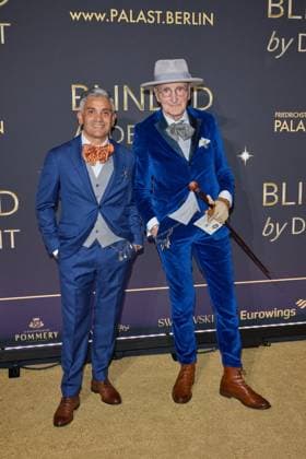 Carlos Eduardo Davilla Federico und Guenter Krabbenhoeft - Weltpremiere der Show BLINDED by DELIGHT im Friedrichstadt-Palast Berlin am 08.10.2025. Premiere - BLINDED by DELIGHT