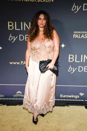 abb Vivien Blotzki auf dem Teppich bei der Welt Premiere der neuen Grand Show Blinded by delight im Friedrichstadt-Palast am 08.10.2025 in Berlin Berlin Deutschland