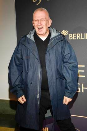 abb Jean-Paul Gaultier auf dem Teppich bei der Welt Premiere der neuen Grand Show Blinded by delight im Friedrichstadt-Palast am 08.10.2025 in Berlin Berlin Deutschland