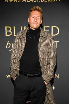 abb TMaximilian Arland auf dem Teppich bei der Welt Premiere der neuen Grand Show Blinded by delight im Friedrichstadt-Palast am 08.10.2025 in Berlin Berlin Deutschland