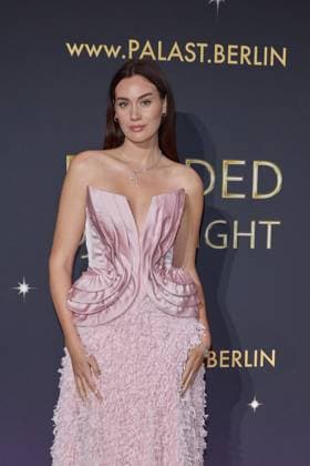 Gloria Sophie Burkandt - Weltpremiere der Show BLINDED by DELIGHT im Friedrichstadt-Palast Berlin am 08.10.2025. Premiere - BLINDED by DELIGHT